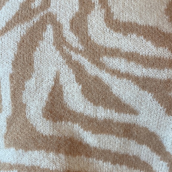 Fate Zebra Stripe Sweater Cream & Tan Size Small in Like New Condition - Picture 2 of 8